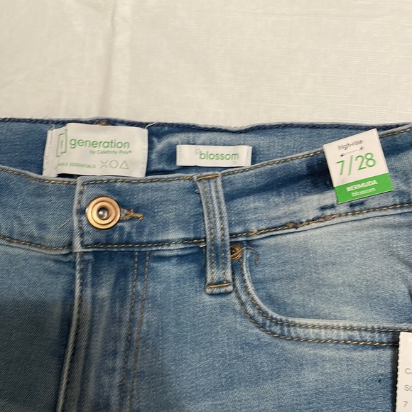 RE generation by Celebrity Pink Bermuda shorts size 7 - Picture 3 of 4